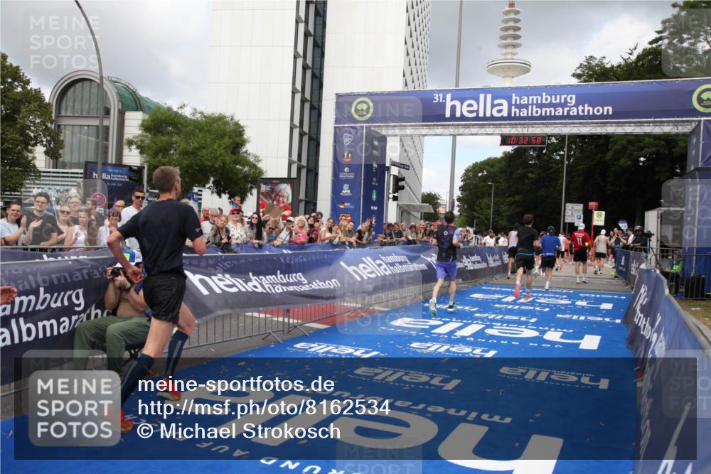 29.06.2025 - hella hamburg halbmarathon Michael Strokosch http://msf.ph/oto/8162534 29.06.2025 10:32:57 Ziel 4463, 4749, 6358, 10453, 12290, 13686, 16425, 18687, 19059 meine-sportfotos.de