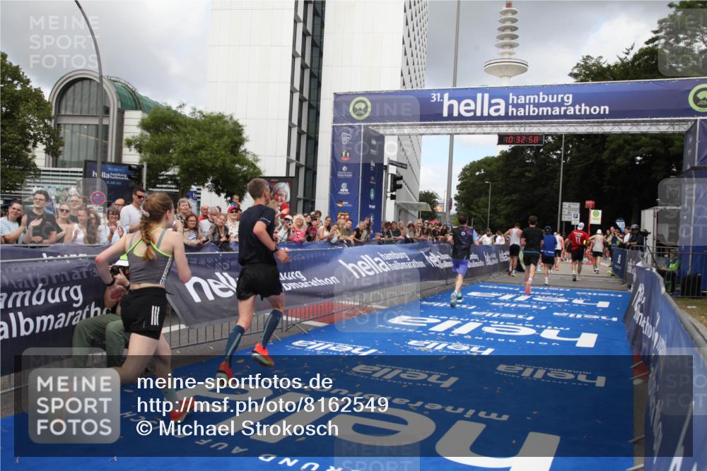 29.06.2025 - hella hamburg halbmarathon Michael Strokosch http://msf.ph/oto/8162549 29.06.2025 10:32:57 Ziel 4463, 4749, 6358, 10453, 12290, 13686, 16425, 18687, 19059 meine-sportfotos.de