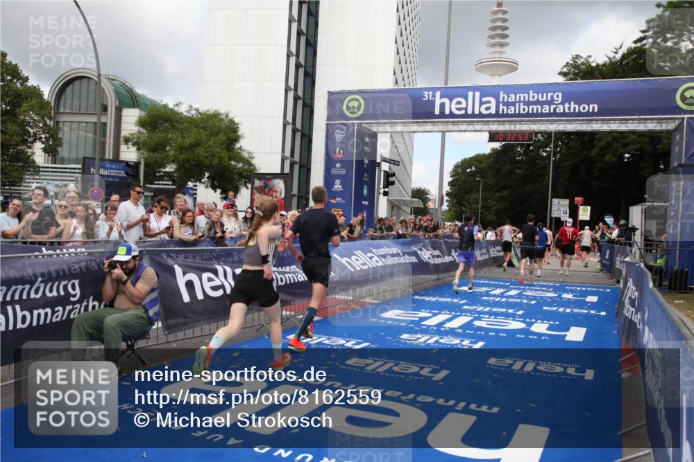 29.06.2025 - hella hamburg halbmarathon Michael Strokosch http://msf.ph/oto/8162559 29.06.2025 10:32:57 Ziel 4463, 4749, 6358, 10453, 12290, 13686, 16425, 18687, 19059 meine-sportfotos.de