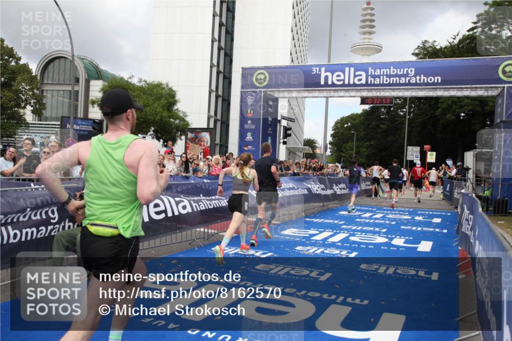 29.06.2025 - hella hamburg halbmarathon Michael Strokosch http://msf.ph/oto/8162570 29.06.2025 10:32:58 Ziel 4463, 4749, 6358, 10453, 12290, 13686, 16425, 18687, 19059 meine-sportfotos.de