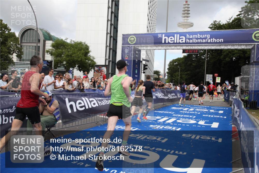 29.06.2025 - hella hamburg halbmarathon Michael Strokosch http://msf.ph/oto/8162578 29.06.2025 10:32:58 Ziel 4463, 4749, 6358, 10453, 12290, 13686, 16425, 18687, 19059 meine-sportfotos.de