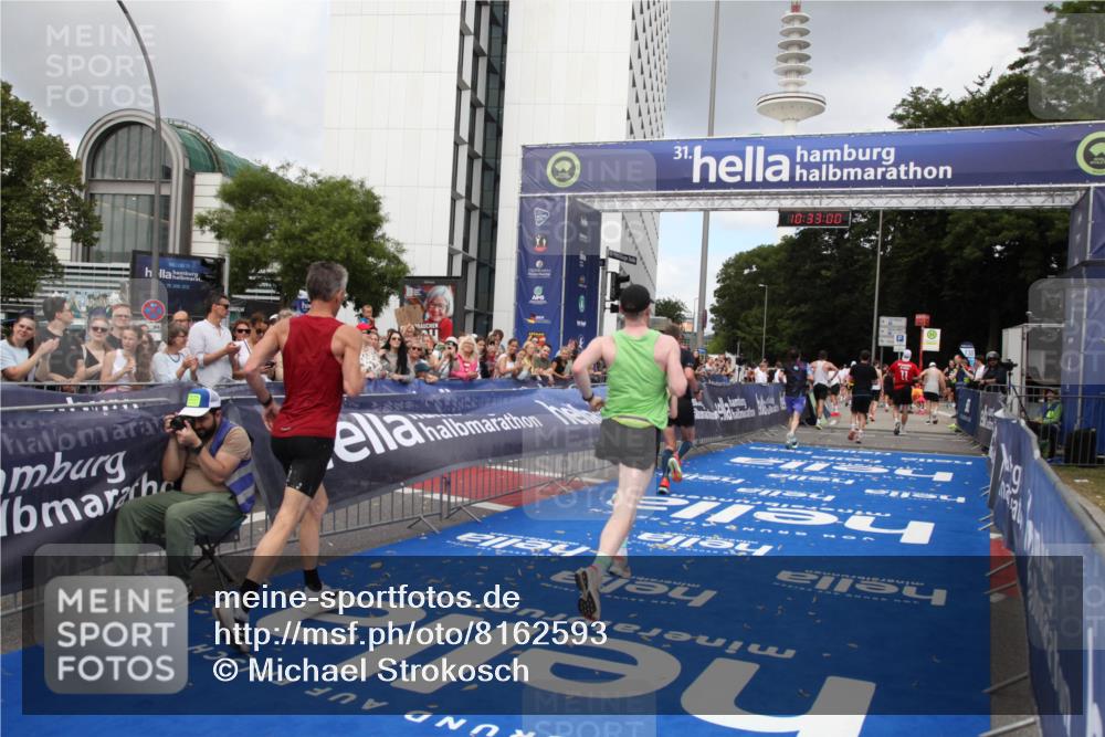 29.06.2025 - hella hamburg halbmarathon Michael Strokosch http://msf.ph/oto/8162593 29.06.2025 10:32:58 Ziel 4463, 4749, 6358, 10453, 12290, 13686, 16425, 18687, 19059 meine-sportfotos.de