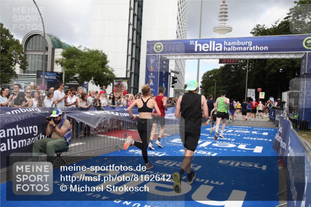29.06.2025 - hella hamburg halbmarathon Michael Strokosch http://msf.ph/oto/8162642 29.06.2025 10:32:59 Ziel 4463, 4749, 6358, 10453, 12290, 16425, 18679, 18687, 19059 meine-sportfotos.de