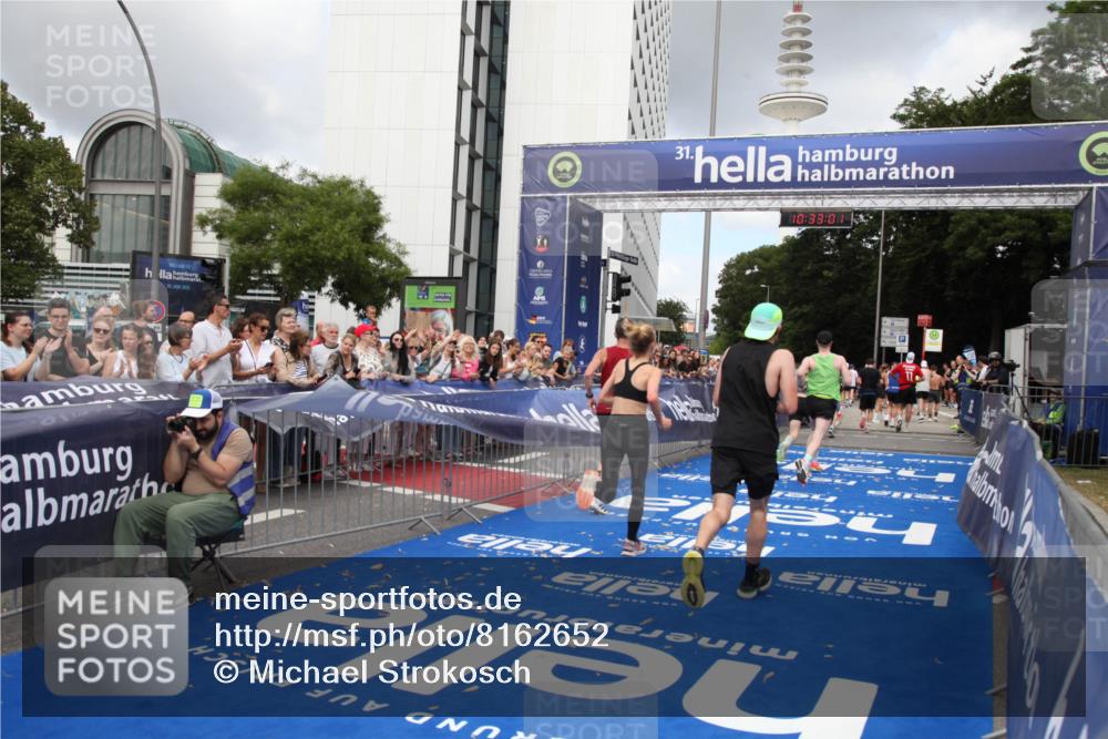 29.06.2025 - hella hamburg halbmarathon Michael Strokosch http://msf.ph/oto/8162652 29.06.2025 10:33:00 Ziel 4463, 4749, 6358, 10453, 12290, 18679, 18687, 19059 meine-sportfotos.de
