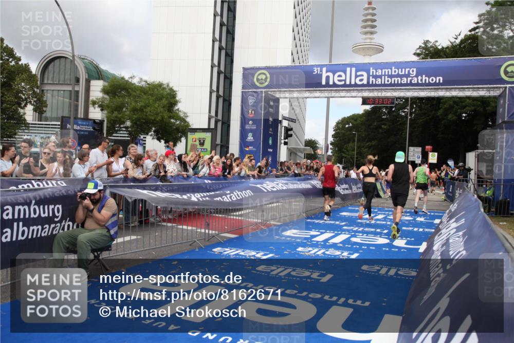 29.06.2025 - hella hamburg halbmarathon Michael Strokosch http://msf.ph/oto/8162671 29.06.2025 10:33:01 Ziel 4463, 4749, 6358, 10453, 11169, 12290, 18679, 19059 meine-sportfotos.de