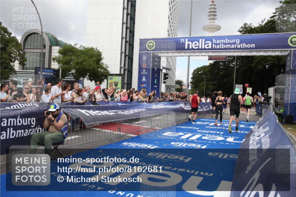 29.06.2025 - hella hamburg halbmarathon Michael Strokosch http://msf.ph/oto/8162681 29.06.2025 10:33:01 Ziel 4463, 4749, 6358, 10453, 11169, 12290, 18679, 19059 meine-sportfotos.de