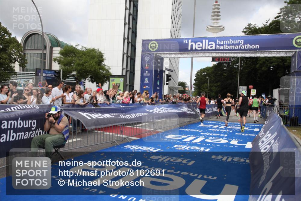 29.06.2025 - hella hamburg halbmarathon Michael Strokosch http://msf.ph/oto/8162691 29.06.2025 10:33:01 Ziel 4463, 4749, 6358, 10453, 11169, 12290, 18679, 19059 meine-sportfotos.de