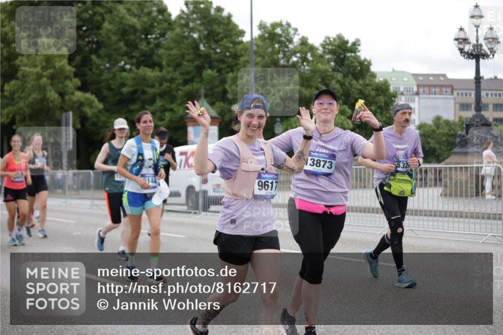 29.06.2025 - hella hamburg halbmarathon Jannik Wohlers http://msf.ph/oto/8162717 29.06.2025 11:03:45 Lombardsbrücke 1831, 1970, 2141, 2856, 2935, 3559, 3798, 4281, 4936, 5324, 5802, 6144, 6753, 6952, 6953, 7620, 8411, 8475, 8476, 8835, 8922, 9218, 9343, 9617, 9797, 9998, 10394, 10768, 11235, 11368, 11369, 12118, 12245, 12486, 13185, 13275, 13294, 13648, 13722, 13723, 13760, 13873, 14116, 14922, 14973, 15201, 15437, 15668, 15734, 15910, 15911, 16283, 17064, 17081, 17082, 17132, 17457, 17469, 17551, 18244, 18416, 19005 meine-sportfotos.de