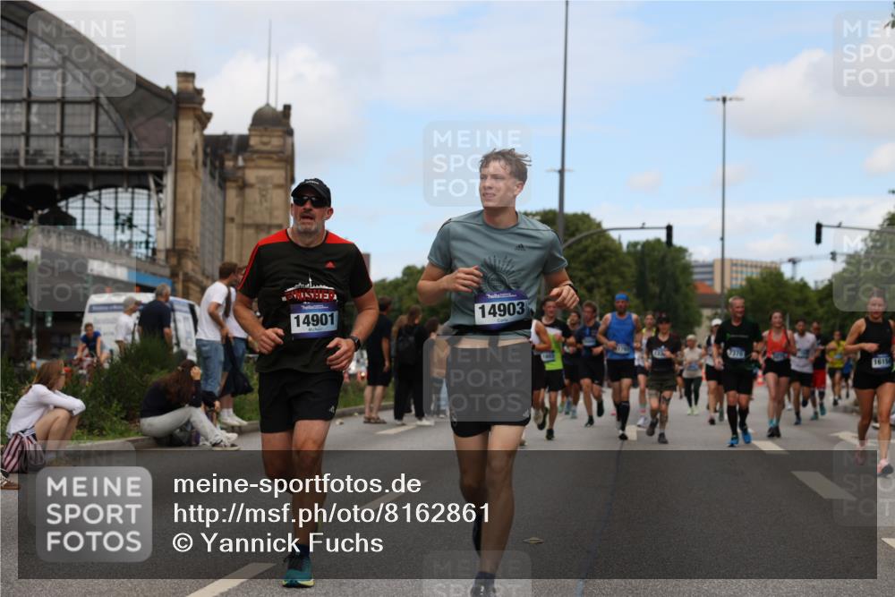 29.06.2025 - hella hamburg halbmarathon Yannick Fuchs http://msf.ph/oto/8162861 29.06.2025 11:17:53 20KM 1419, 2140, 2886, 2901, 3458, 3837, 4395, 4697, 5035, 5063, 5079, 6872, 7169, 7188, 7190, 7370, 7672, 7891, 7978, 8085, 8892, 9722, 10041, 10065, 10977, 11792, 11803, 12628, 13366, 13386, 13453, 13500, 14055, 14901, 14903, 15343, 15445, 15569, 15952, 15955, 16154, 16600, 16781, 16833, 17080, 17490, 17559, 17699, 18362, 18417, 18620 meine-sportfotos.de