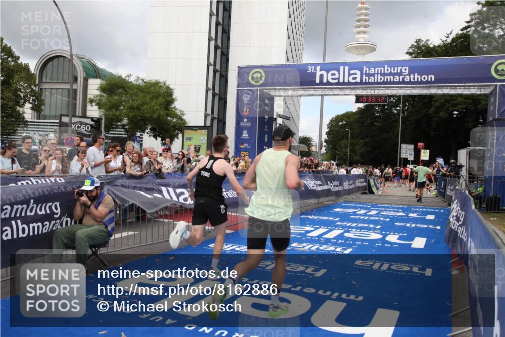 29.06.2025 - hella hamburg halbmarathon Michael Strokosch http://msf.ph/oto/8162886 29.06.2025 10:33:10 Ziel 1910, 6473, 11169, 14276, 17802 meine-sportfotos.de