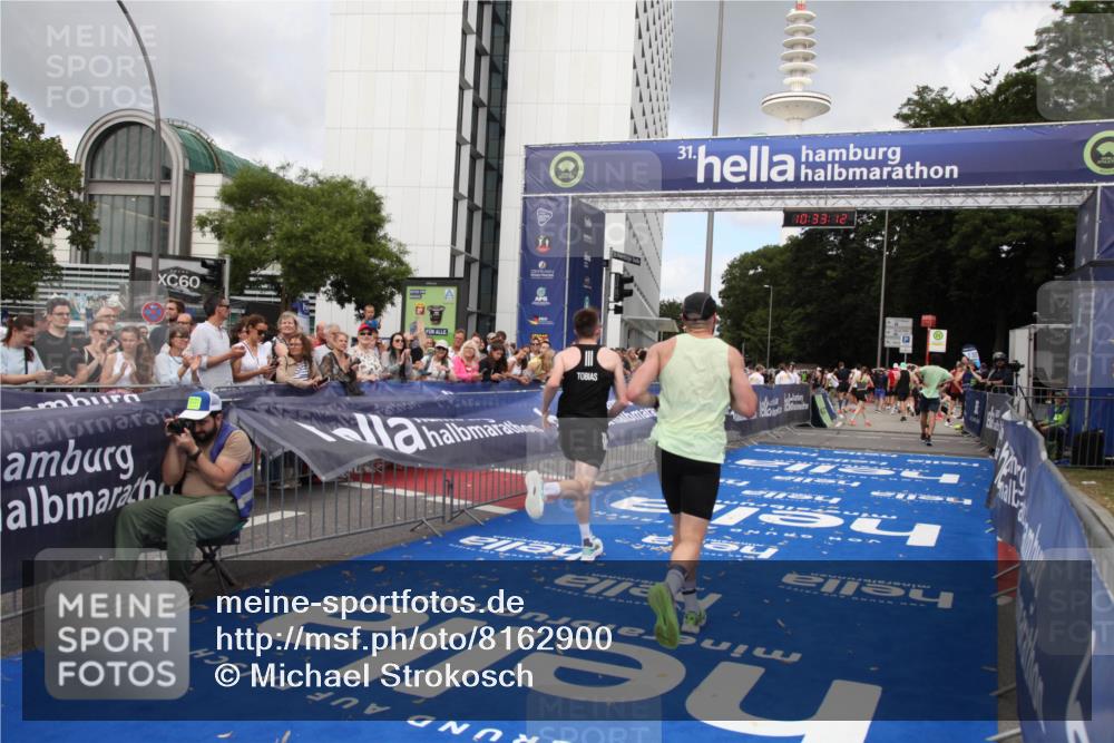 29.06.2025 - hella hamburg halbmarathon Michael Strokosch http://msf.ph/oto/8162900 29.06.2025 10:33:11 Ziel 1910, 6473, 14276, 17802 meine-sportfotos.de