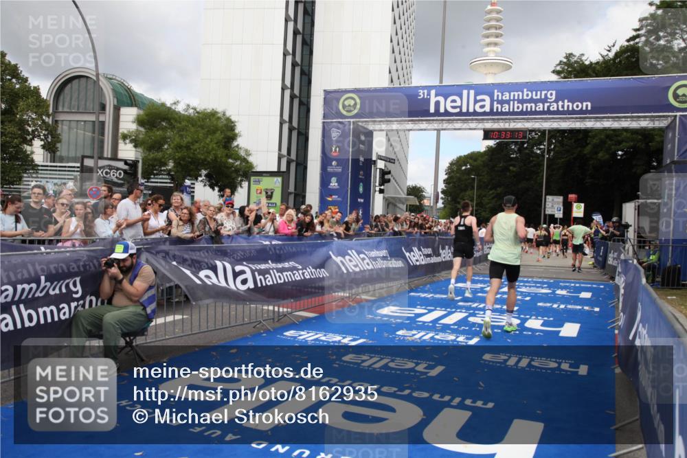 29.06.2025 - hella hamburg halbmarathon Michael Strokosch http://msf.ph/oto/8162935 29.06.2025 10:33:12 Ziel 1910, 6473, 14276, 17802 meine-sportfotos.de