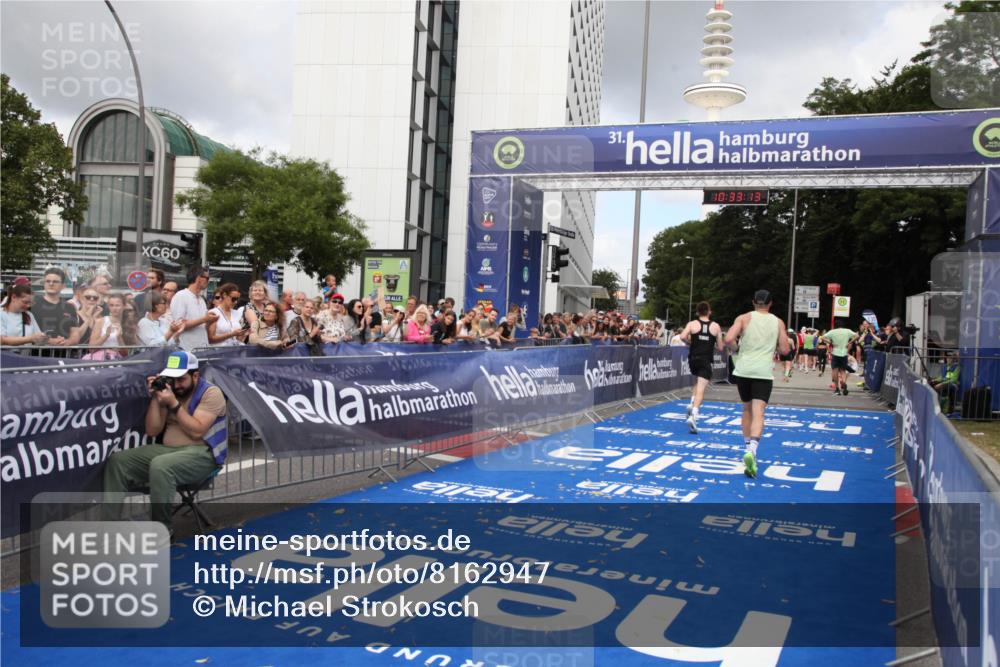 29.06.2025 - hella hamburg halbmarathon Michael Strokosch http://msf.ph/oto/8162947 29.06.2025 10:33:12 Ziel 1910, 6473, 14276, 17802 meine-sportfotos.de