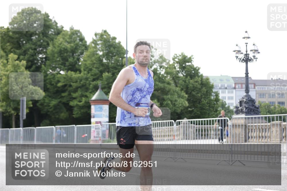 29.06.2025 - hella hamburg halbmarathon Jannik Wohlers http://msf.ph/oto/8162951 29.06.2025 09:40:16 Lombardsbrücke 5253, 6816, 9151, 9475, 11210, 11829, 12373, 16068, 18930 meine-sportfotos.de