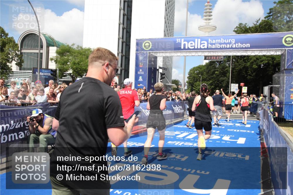 29.06.2025 - hella hamburg halbmarathon Michael Strokosch http://msf.ph/oto/8162998 29.06.2025 11:39:05 Ziel 3422, 4719, 7085, 7086, 7675, 8747, 11565, 11653, 12191, 13786, 14251, 14282, 17965, 18194, 18198, 18488 meine-sportfotos.de