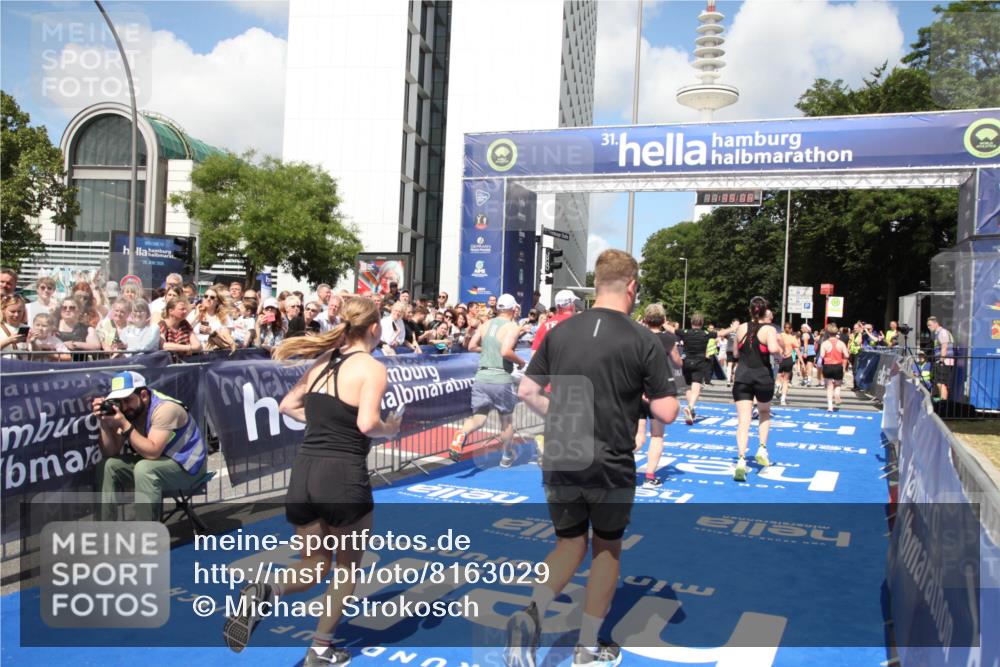 29.06.2025 - hella hamburg halbmarathon Michael Strokosch http://msf.ph/oto/8163029 29.06.2025 11:39:06 Ziel 3422, 3636, 4719, 7085, 7086, 7675, 8747, 11565, 11653, 12191, 13786, 14251, 14282, 17965, 18194, 18198, 18488 meine-sportfotos.de