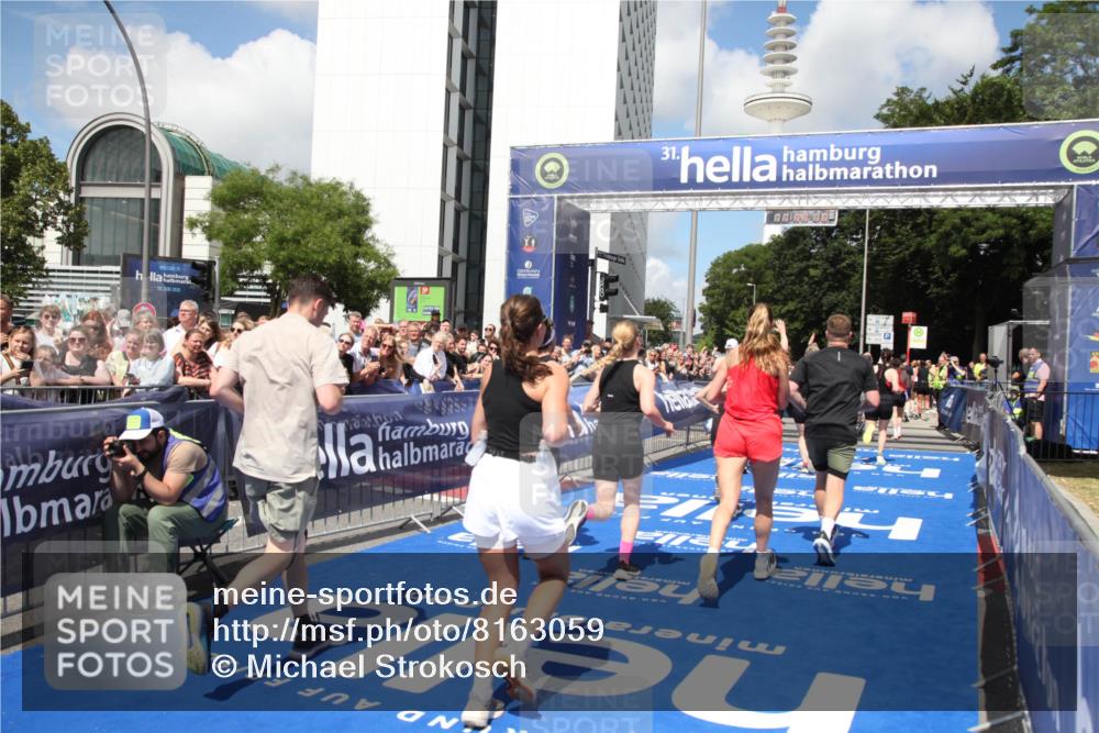29.06.2025 - hella hamburg halbmarathon Michael Strokosch http://msf.ph/oto/8163059 29.06.2025 11:39:08 Ziel 3422, 3636, 4719, 6698, 7085, 7086, 7675, 8918, 9229, 11565, 11653, 12191, 13786, 14251, 14282, 17965, 18194, 18198, 18488 meine-sportfotos.de