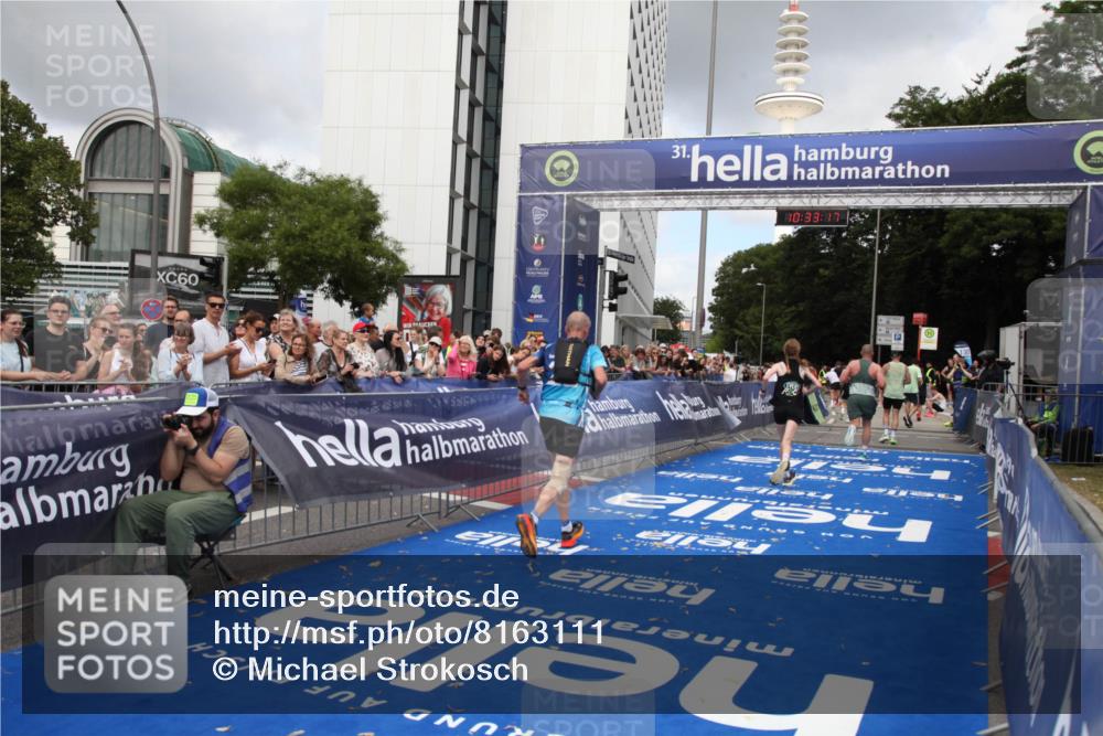 29.06.2025 - hella hamburg halbmarathon Michael Strokosch http://msf.ph/oto/8163111 29.06.2025 10:33:16 Ziel 1910, 6473, 9047, 14167, 14276, 17175, 18455 meine-sportfotos.de