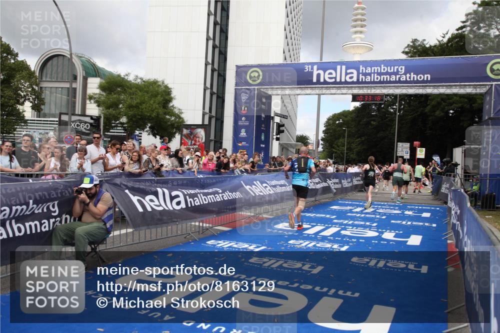 29.06.2025 - hella hamburg halbmarathon Michael Strokosch http://msf.ph/oto/8163129 29.06.2025 10:33:16 Ziel 1910, 6473, 9047, 14167, 14276, 17175, 18455 meine-sportfotos.de