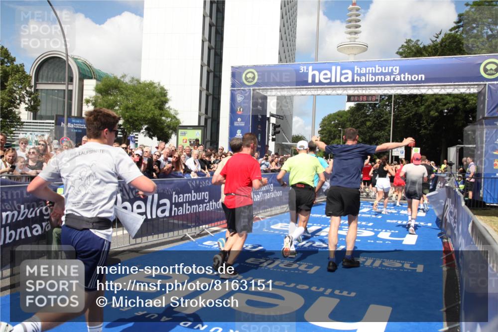 29.06.2025 - hella hamburg halbmarathon Michael Strokosch http://msf.ph/oto/8163151 29.06.2025 11:39:11 Ziel 3636, 4719, 5834, 6698, 7085, 7086, 8918, 9229, 13786, 14251, 14282, 15108, 17262, 17965, 18194, 18198, 18337, 18488 meine-sportfotos.de