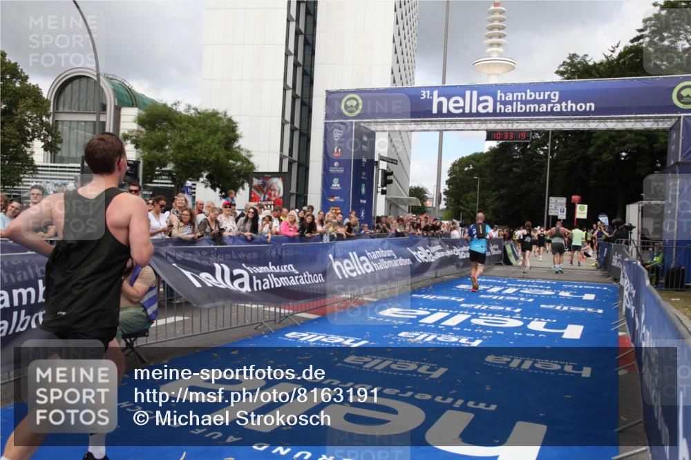 29.06.2025 - hella hamburg halbmarathon Michael Strokosch http://msf.ph/oto/8163191 29.06.2025 10:33:18 Ziel 1910, 1959, 6473, 7723, 9047, 14167, 17175, 18455 meine-sportfotos.de