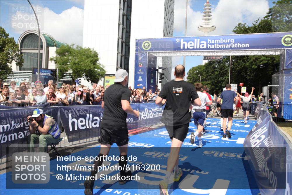 29.06.2025 - hella hamburg halbmarathon Michael Strokosch http://msf.ph/oto/8163200 29.06.2025 11:39:12 Ziel 3636, 4719, 5834, 5917, 6698, 7085, 8918, 8965, 9229, 13786, 14251, 14282, 15108, 17262, 17965, 18152, 18337, 18488 meine-sportfotos.de