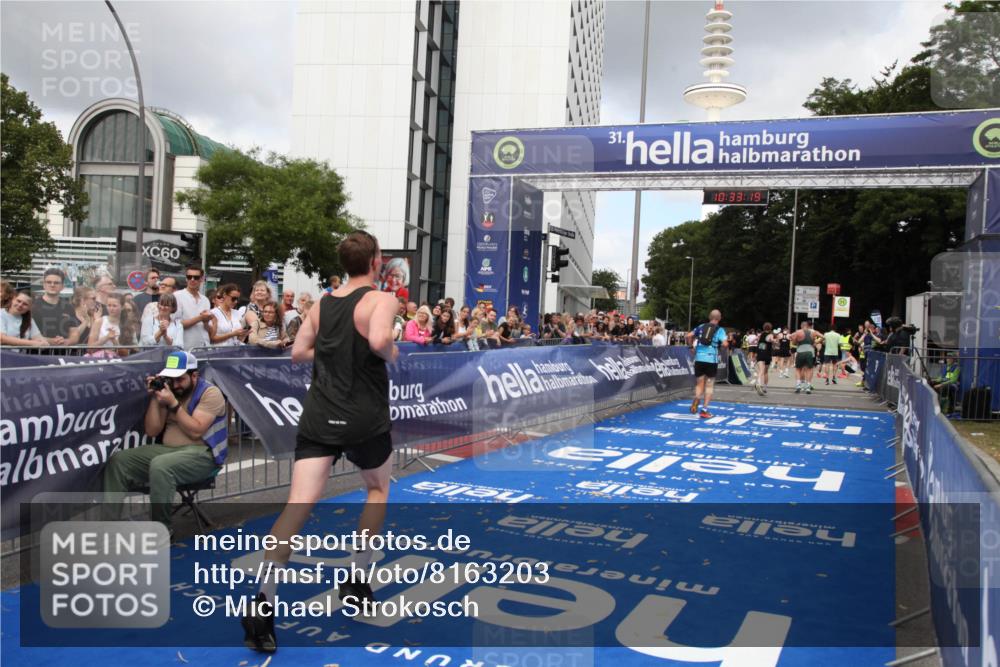 29.06.2025 - hella hamburg halbmarathon Michael Strokosch http://msf.ph/oto/8163203 29.06.2025 10:33:18 Ziel 1910, 1959, 6473, 7723, 9047, 14167, 17175, 18455 meine-sportfotos.de