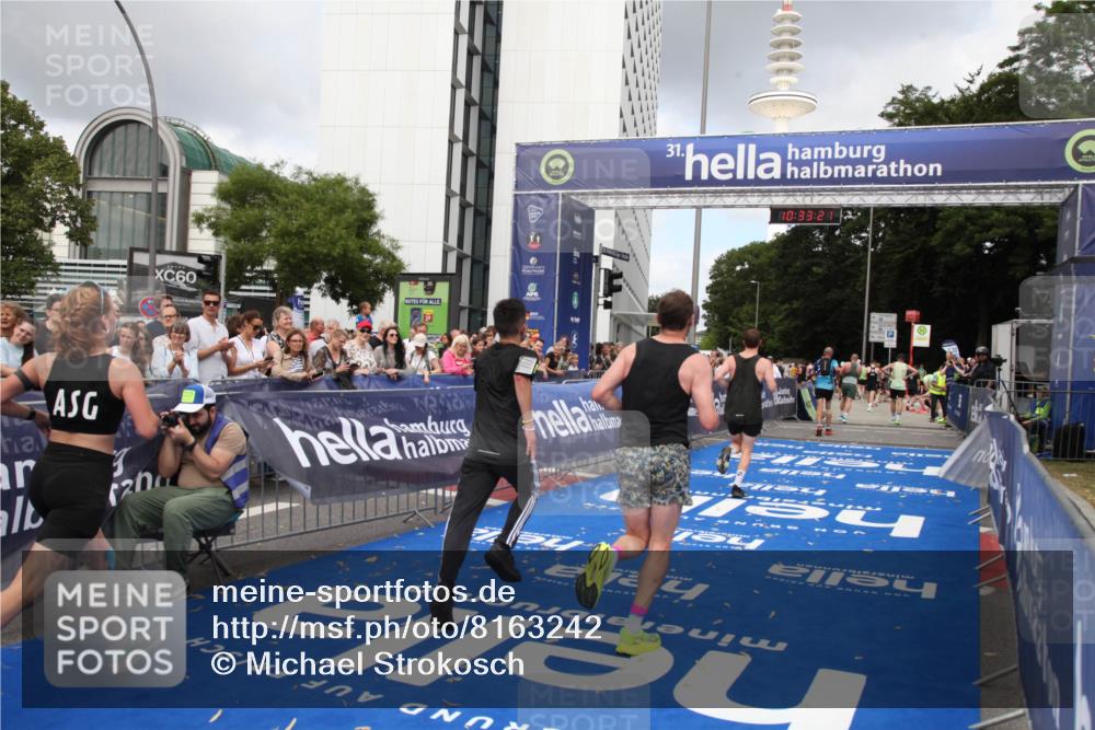 29.06.2025 - hella hamburg halbmarathon Michael Strokosch http://msf.ph/oto/8163242 29.06.2025 10:33:20 Ziel 1959, 4679, 7723, 9047, 14167, 16881, 17175, 18455 meine-sportfotos.de