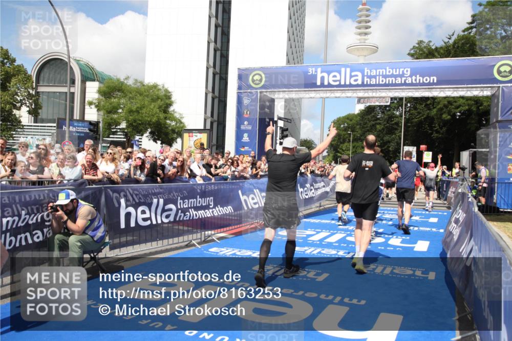 29.06.2025 - hella hamburg halbmarathon Michael Strokosch http://msf.ph/oto/8163253 29.06.2025 11:39:13 Ziel 1183, 3636, 4719, 5834, 5917, 6698, 7085, 8918, 8965, 9229, 13786, 14251, 14282, 15108, 17262, 17965, 18152, 18167, 18337 meine-sportfotos.de