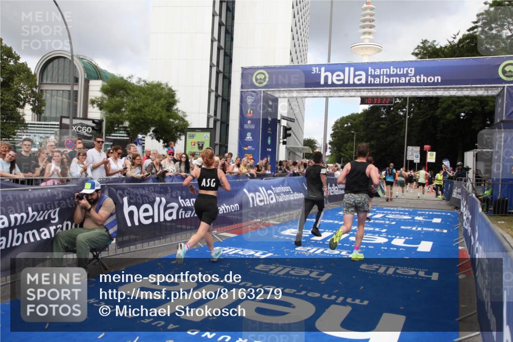 29.06.2025 - hella hamburg halbmarathon Michael Strokosch http://msf.ph/oto/8163279 29.06.2025 10:33:21 Ziel 1959, 4679, 7723, 9047, 14167, 16881, 17175, 18455 meine-sportfotos.de
