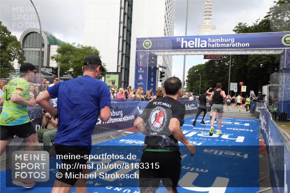29.06.2025 - hella hamburg halbmarathon Michael Strokosch http://msf.ph/oto/8163315 29.06.2025 10:33:21 Ziel 1959, 4679, 7723, 9047, 14167, 16881, 17175, 18455 meine-sportfotos.de