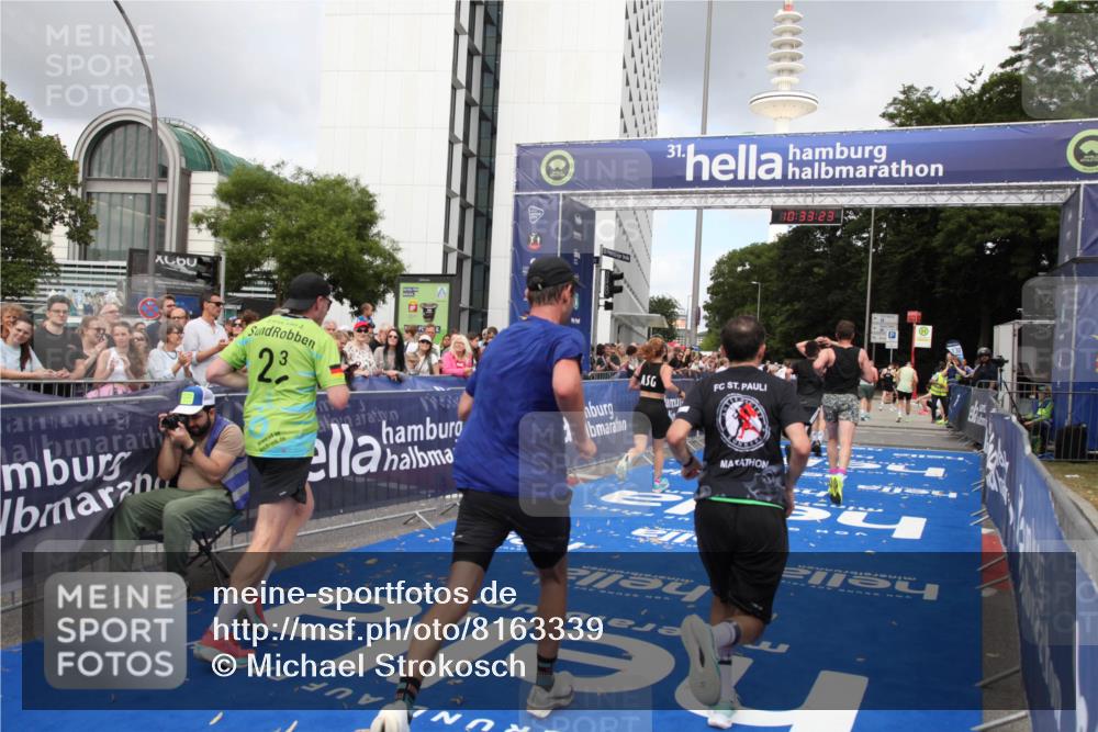 29.06.2025 - hella hamburg halbmarathon Michael Strokosch http://msf.ph/oto/8163339 29.06.2025 10:33:22 Ziel 1959, 4679, 7723, 9047, 14167, 16881, 17175, 18455 meine-sportfotos.de