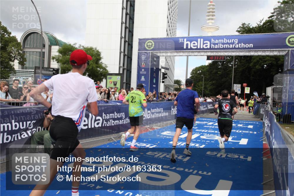 29.06.2025 - hella hamburg halbmarathon Michael Strokosch http://msf.ph/oto/8163363 29.06.2025 10:33:22 Ziel 1959, 4679, 7723, 9047, 14167, 16881, 17175, 18455 meine-sportfotos.de