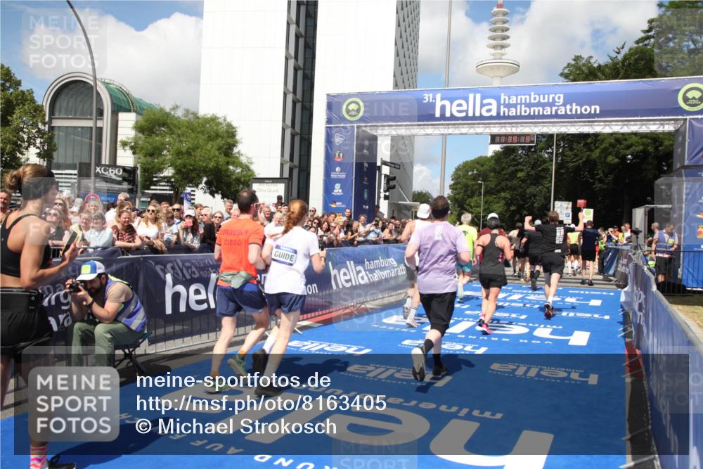 29.06.2025 - hella hamburg halbmarathon Michael Strokosch http://msf.ph/oto/8163405 29.06.2025 11:39:17 Ziel 1183, 1896, 4646, 5834, 5917, 7321, 7329, 8965, 12164, 14016, 15091, 15108, 17262, 17689, 18152, 18167, 18337, 18375 meine-sportfotos.de