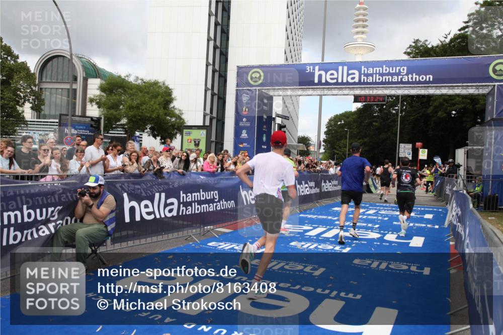 29.06.2025 - hella hamburg halbmarathon Michael Strokosch http://msf.ph/oto/8163408 29.06.2025 10:33:23 Ziel 1959, 4679, 7723, 9047, 14167, 16881, 17175, 18455 meine-sportfotos.de