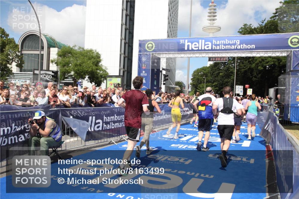 29.06.2025 - hella hamburg halbmarathon Michael Strokosch http://msf.ph/oto/8163499 29.06.2025 11:39:21 Ziel 1063, 1183, 1896, 3046, 4646, 5573, 5917, 6922, 7321, 7329, 8282, 8965, 9768, 12164, 14016, 15091, 15964, 16941, 16945, 17689, 18152, 18167, 18375 meine-sportfotos.de