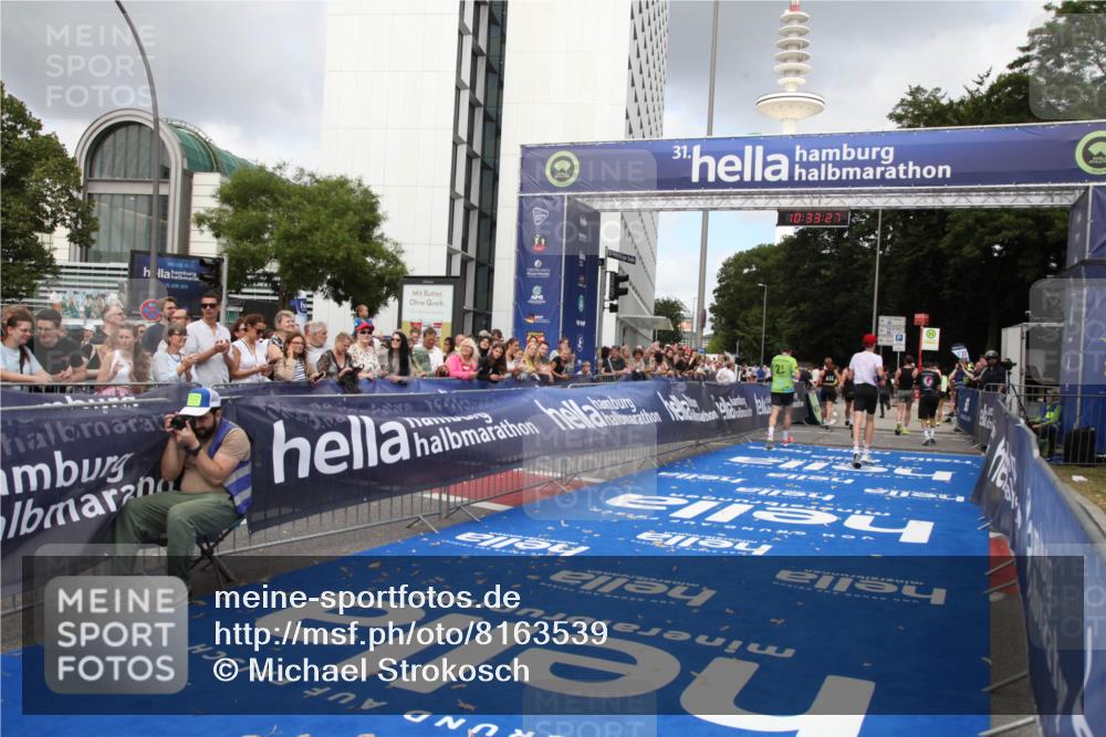 29.06.2025 - hella hamburg halbmarathon Michael Strokosch http://msf.ph/oto/8163539 29.06.2025 10:33:26 Ziel 1959, 4679, 7723, 8956, 16881, 17056, 17489 meine-sportfotos.de
