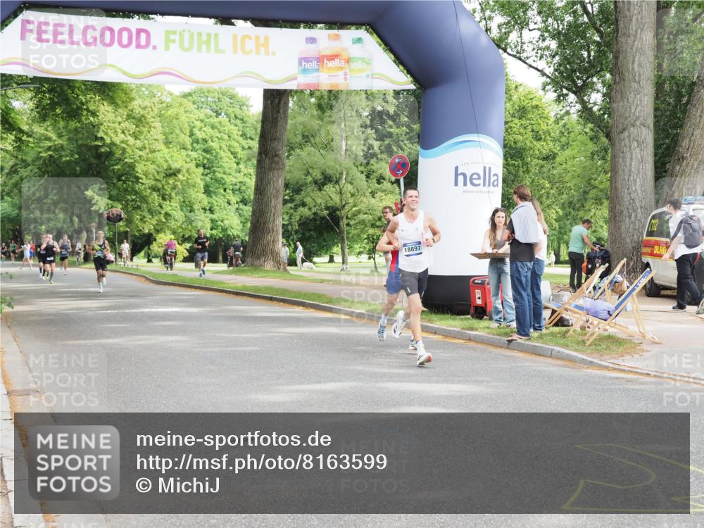29.06.2025 - hella hamburg halbmarathon MichiJ http://msf.ph/oto/8163599 29.06.2025 10:13:12 Zwischen KM18-KM19 4128, 9151, 18897 meine-sportfotos.de