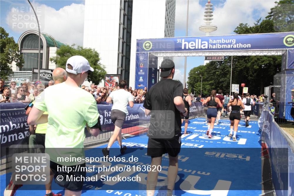 29.06.2025 - hella hamburg halbmarathon Michael Strokosch http://msf.ph/oto/8163620 29.06.2025 11:39:24 Ziel 1063, 1896, 3046, 5573, 6922, 7321, 7329, 8282, 9768, 12164, 14955, 15084, 15091, 15194, 15964, 16394, 16941, 16945, 17689, 18375 meine-sportfotos.de