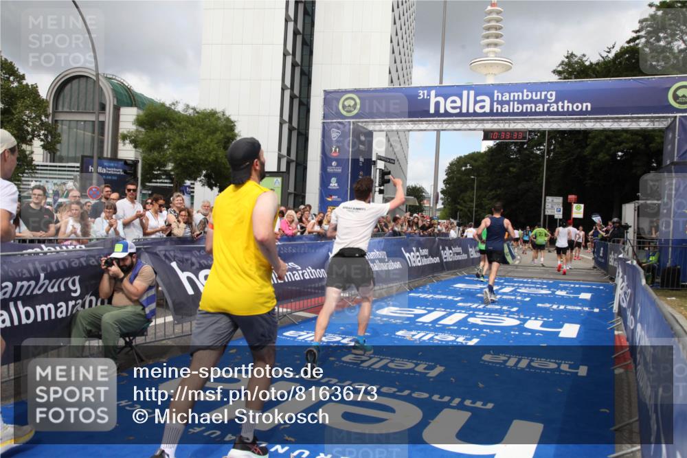 29.06.2025 - hella hamburg halbmarathon Michael Strokosch http://msf.ph/oto/8163673 29.06.2025 10:33:32 Ziel 4602, 8956, 15326, 16931, 17056, 17489, 18731 meine-sportfotos.de