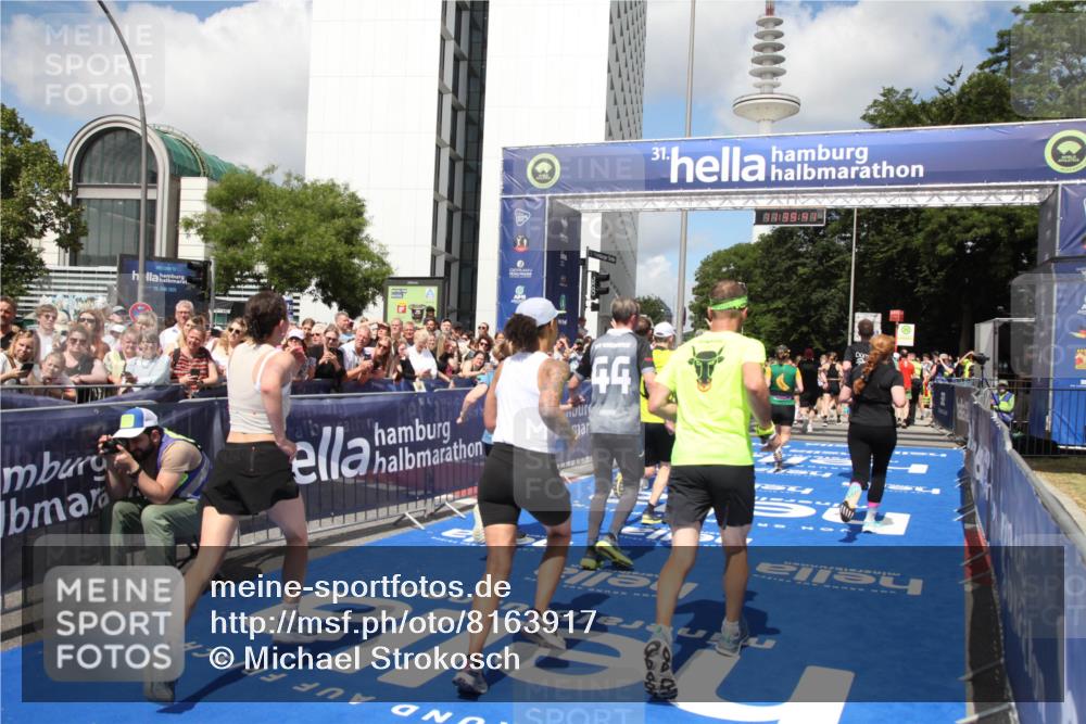 29.06.2025 - hella hamburg halbmarathon Michael Strokosch http://msf.ph/oto/8163917 29.06.2025 11:39:39 Ziel 2092, 2343, 2509, 3127, 3378, 5522, 5523, 5691, 8840, 8843, 10261, 10931, 11692, 12887, 14047, 14189, 15329, 16220, 16658, 18937 meine-sportfotos.de