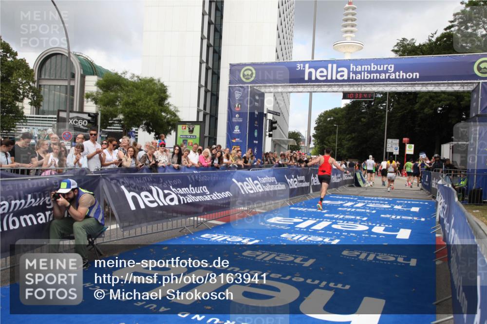 29.06.2025 - hella hamburg halbmarathon Michael Strokosch http://msf.ph/oto/8163941 29.06.2025 10:33:40 Ziel 1053, 1396, 2836, 8312, 12595, 14975, 17191, 18854 meine-sportfotos.de