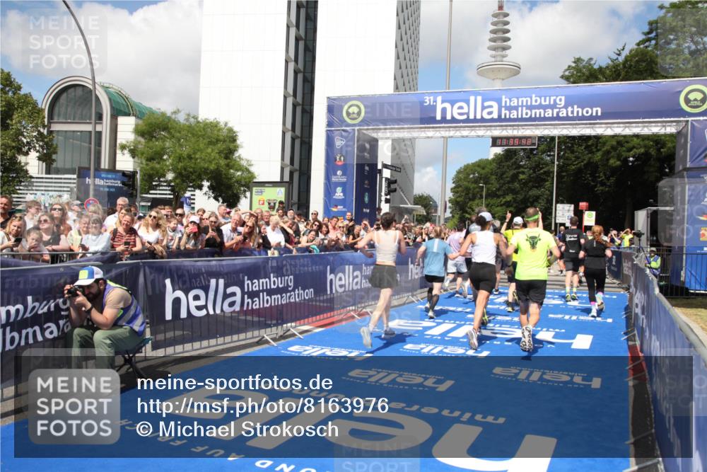 29.06.2025 - hella hamburg halbmarathon Michael Strokosch http://msf.ph/oto/8163976 29.06.2025 11:39:40 Ziel 2092, 2343, 2509, 2601, 3378, 5522, 5523, 5691, 6584, 8840, 10261, 10931, 11692, 12887, 14047, 14159, 14189, 15329, 16220, 16658, 18892, 18937 meine-sportfotos.de