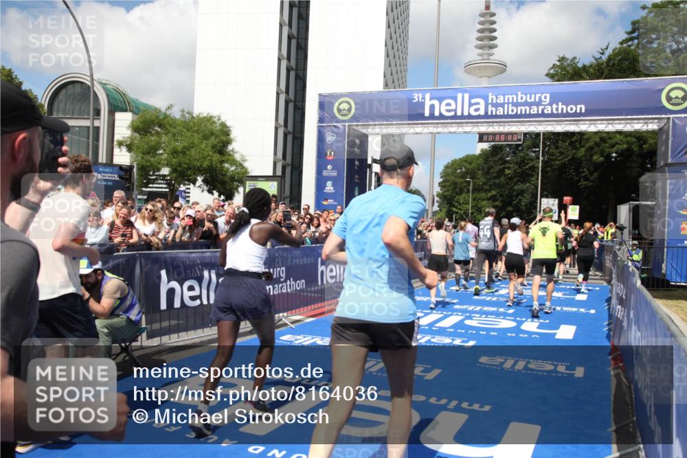 29.06.2025 - hella hamburg halbmarathon Michael Strokosch http://msf.ph/oto/8164036 29.06.2025 11:39:41 Ziel 2092, 2343, 2509, 2601, 3378, 5522, 5523, 6584, 8840, 10261, 10931, 11692, 12627, 12887, 14047, 14159, 14189, 15329, 16220, 16658, 18892, 18937 meine-sportfotos.de