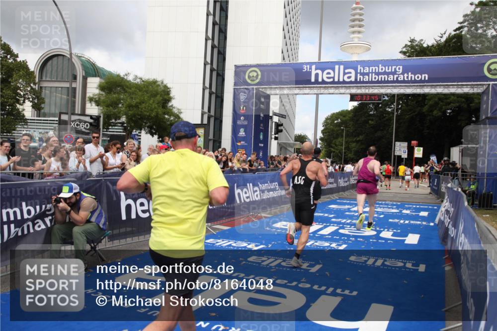 29.06.2025 - hella hamburg halbmarathon Michael Strokosch http://msf.ph/oto/8164048 29.06.2025 10:33:44 Ziel 1053, 1396, 2836, 8312, 12595, 14975, 16755, 17191 meine-sportfotos.de