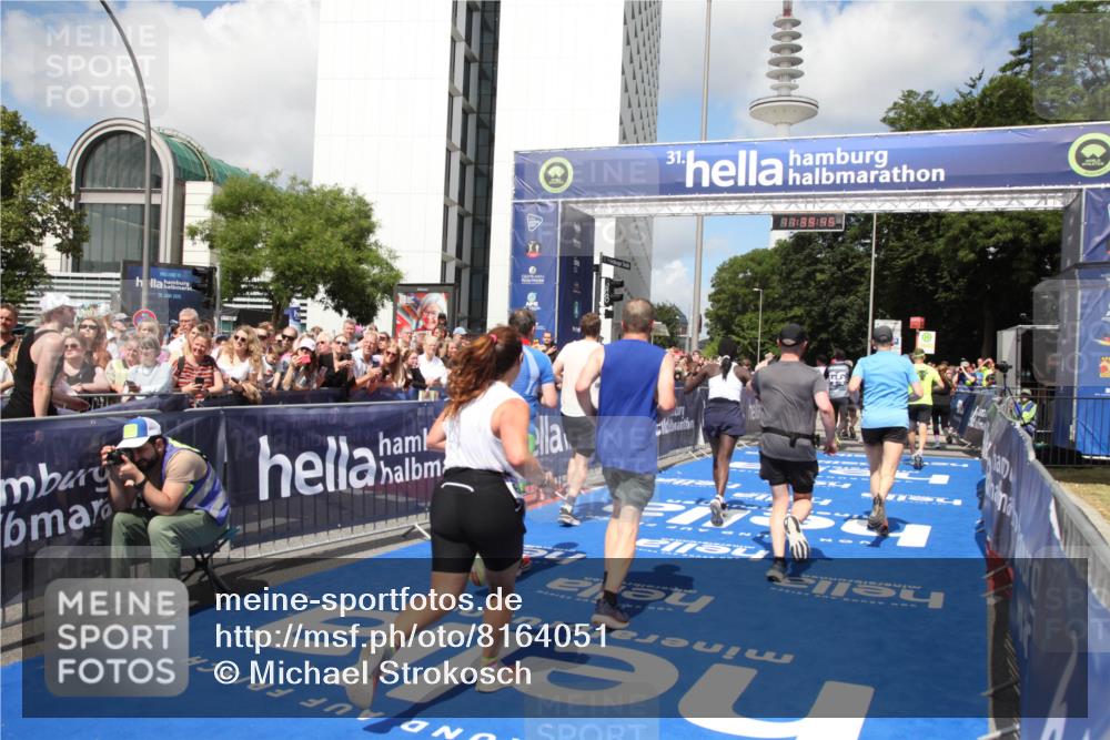 29.06.2025 - hella hamburg halbmarathon Michael Strokosch http://msf.ph/oto/8164051 29.06.2025 11:39:43 Ziel 2092, 2343, 2509, 2601, 3378, 5522, 5523, 6109, 6584, 8840, 10261, 10931, 11692, 12627, 14159, 14189, 15329, 16220, 16658, 17289, 18892, 18937 meine-sportfotos.de
