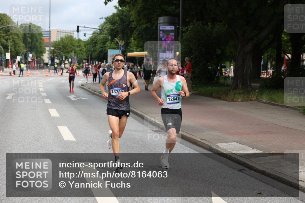 29.06.2025 - hella hamburg halbmarathon Yannick Fuchs http://msf.ph/oto/8164063 29.06.2025 10:21:58 20KM 1065, 1577, 5344, 9079, 10848, 12641, 12992, 13780, 14019, 15023, 15671, 17040 meine-sportfotos.de