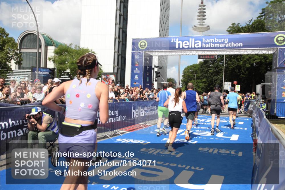29.06.2025 - hella hamburg halbmarathon Michael Strokosch http://msf.ph/oto/8164071 29.06.2025 11:39:44 Ziel 2019, 2092, 2601, 5522, 5523, 6109, 6584, 8840, 9894, 10261, 10931, 12627, 13539, 14159, 14189, 15329, 15370, 16680, 17289, 18892, 18937 meine-sportfotos.de