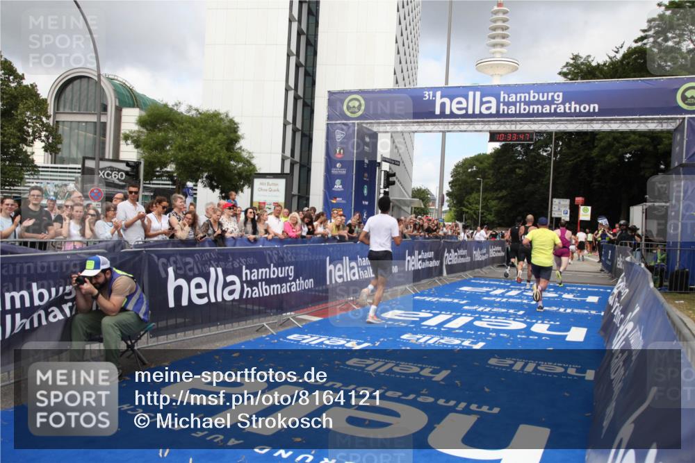 29.06.2025 - hella hamburg halbmarathon Michael Strokosch http://msf.ph/oto/8164121 29.06.2025 10:33:46 Ziel 1396, 2746, 2836, 4246, 5193, 12595, 14975, 16755, 17191 meine-sportfotos.de