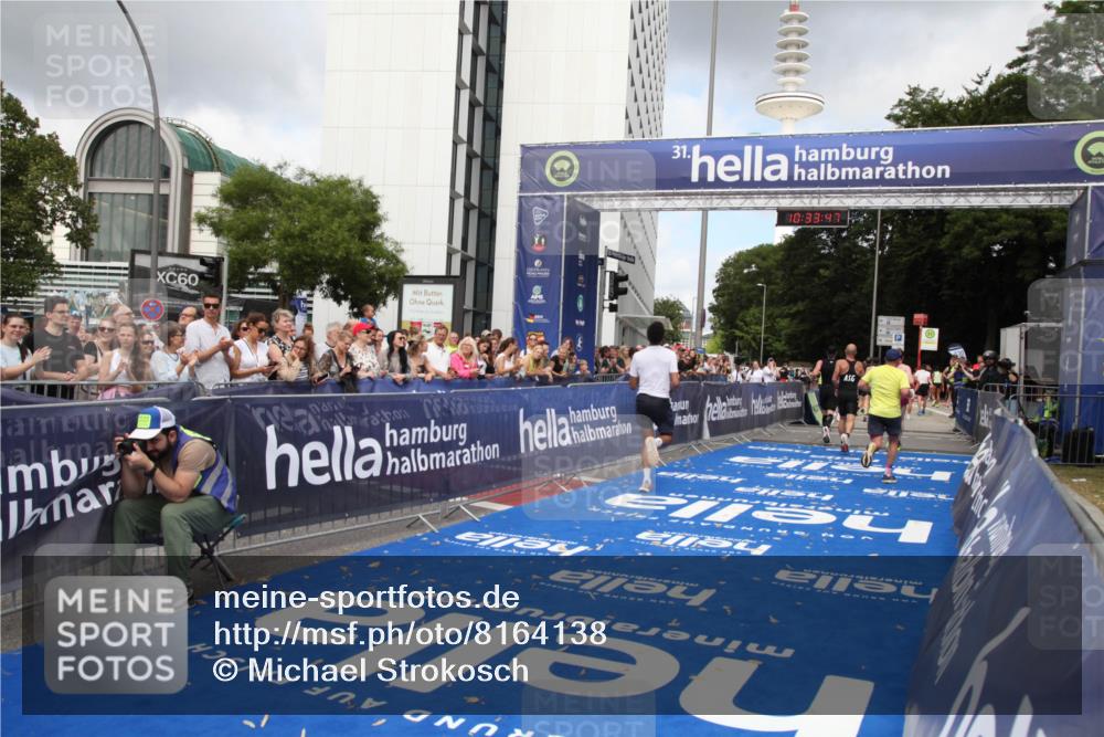29.06.2025 - hella hamburg halbmarathon Michael Strokosch http://msf.ph/oto/8164138 29.06.2025 10:33:46 Ziel 1396, 2746, 2836, 4246, 5193, 12595, 14975, 16755, 17191 meine-sportfotos.de